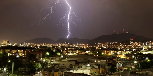 Un fulger luminează deasupra oraşului Monterrey FOTO Reuters