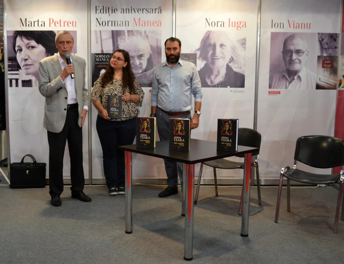 Istoricul literar Ion Pop, moderatorul Eli Bădică şi editorul Bogdan-Alexandru Stănescu, la standul Editurii Polirom. Foto: Medeea Stan/ Adevărul
