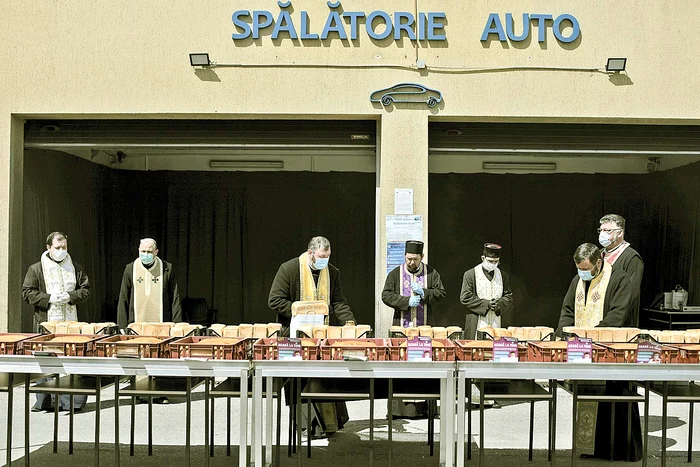 Ieri, s-au  sfințit pâinile  care vor fi  împărțite  ca Paști