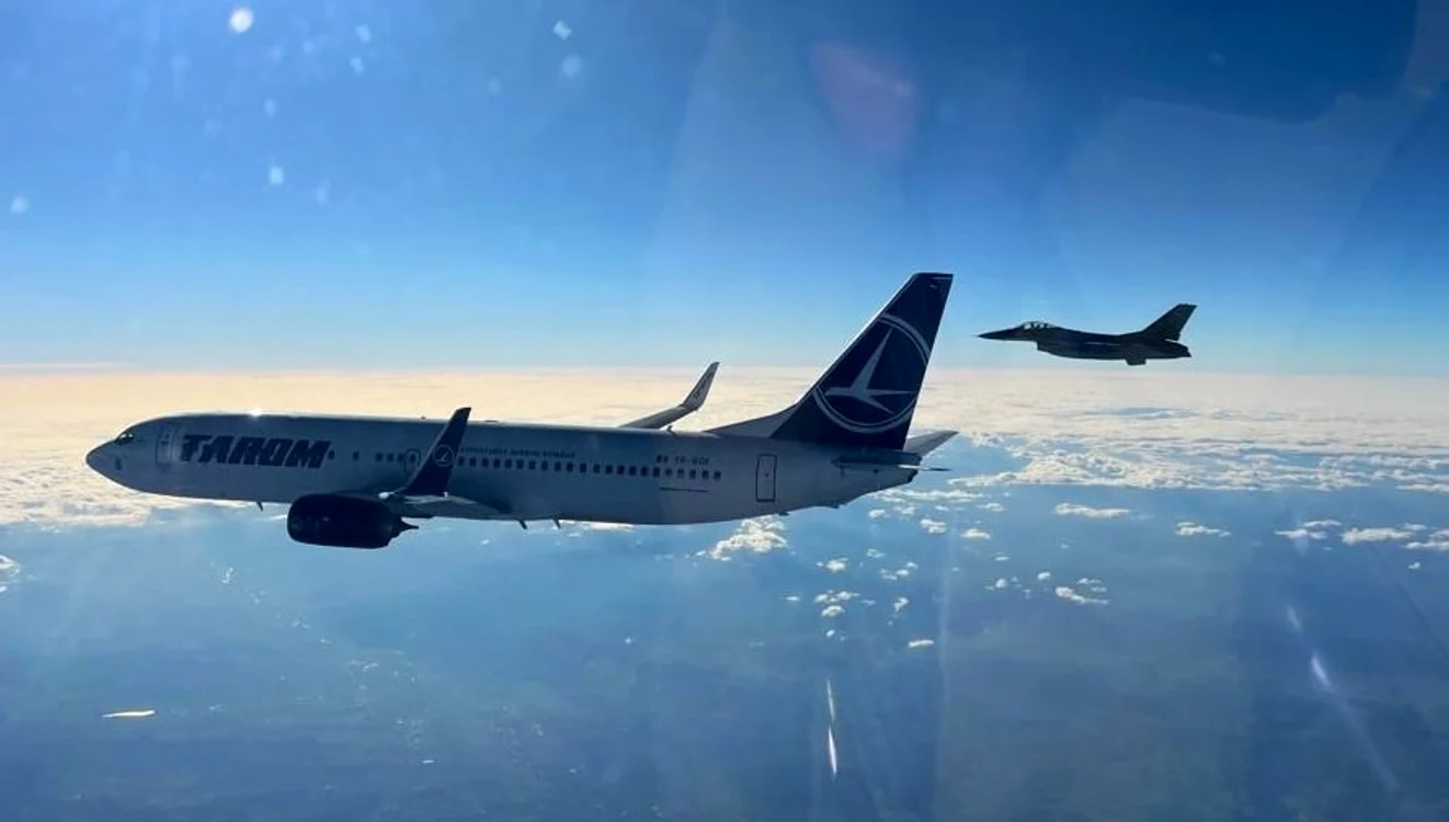 Avionul Tarom, escortat de un F16 Foto Facebook MApN