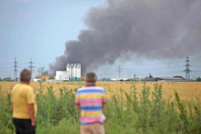 Fabrica de încălţăminte de la Jilava arde de luni, de la 7.30 dimineaţaFoto: Sever Gheorghe