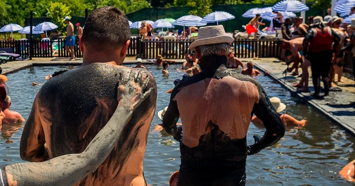 Turiștii care cumpără nămol de pe plajă riscă să se aleagă cu infecții FOTO arhivă Adevărul