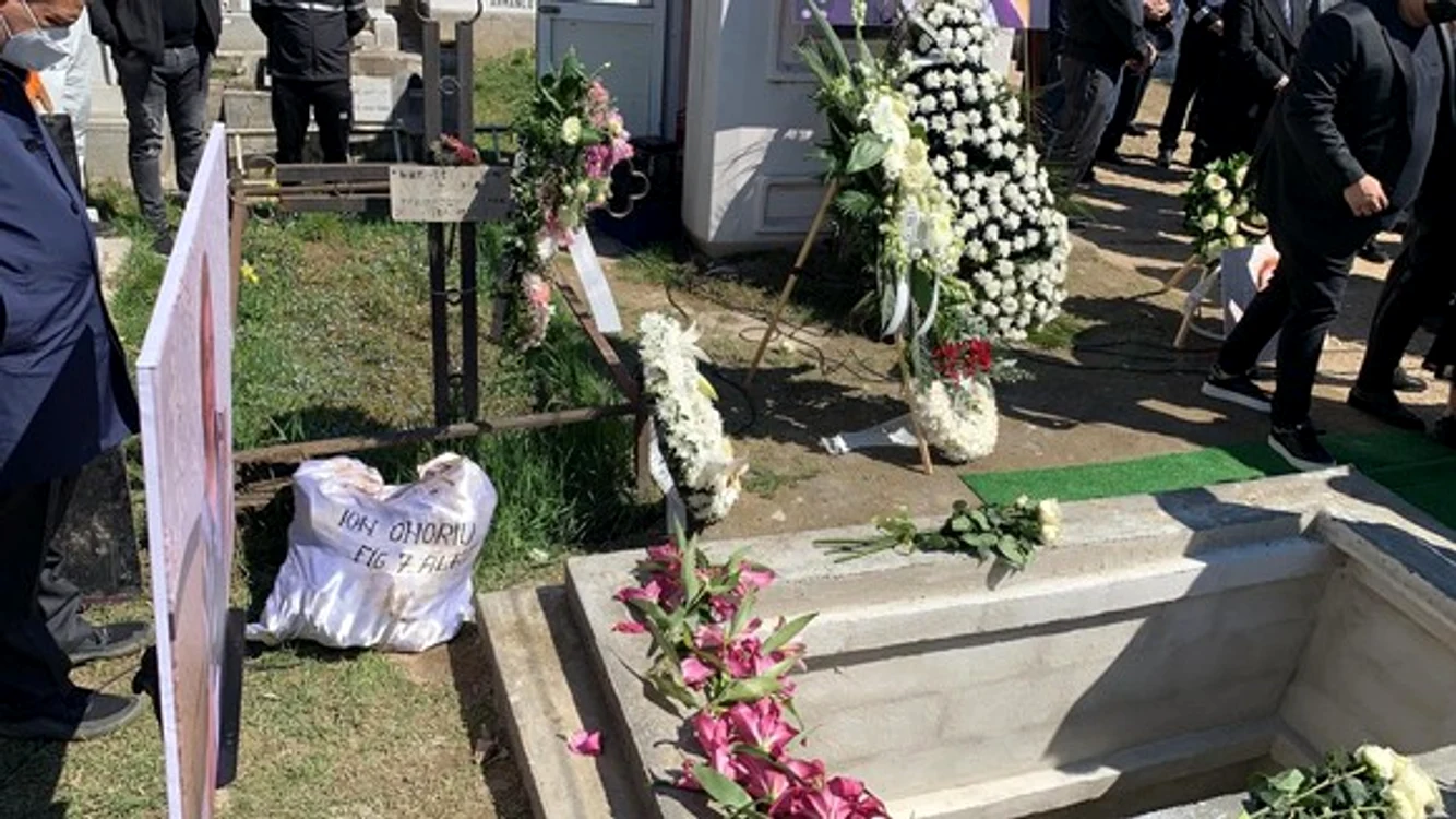 
    Gabi Luncă, înmormântată marți, 6 aprilie, la cimitirul din Dămăroaiafoto: BLITZ  