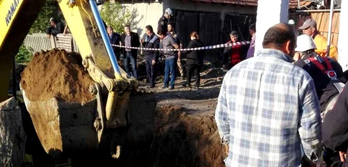 Echipajele au luat hotărârea să sape în jurul puţului, pentru a ajunge la victimă FOTO: Adevărul