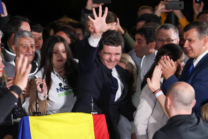 Rimânii s-au bucurat alături de NIcuşor Dan de victorie. FOTO Inquam/George Călin
