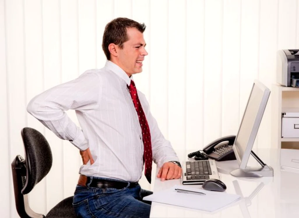 Poziţia incorectă la calculator provoacă nu doar dureri de spate, ci şi probleme pe termen lung la nivelul coloanei FOTO: Shutterstock