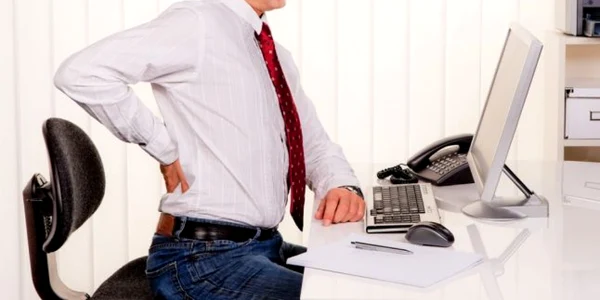 Poziţia incorectă la calculator provoacă nu doar dureri de spate