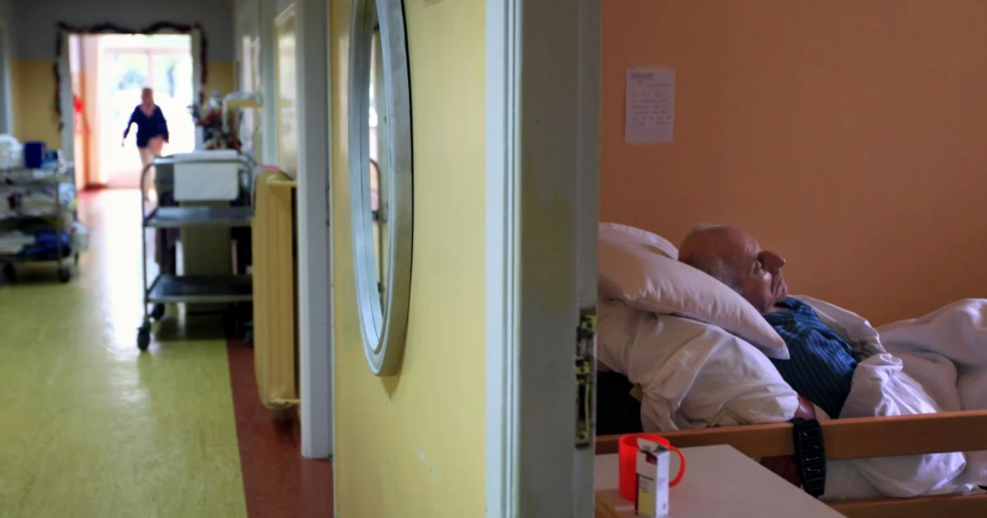 Un bătrân într-un azil pentru oameni săraci din Atena. Instituţia nu mai are bani să-şi plătească angajaţii şi aşteaptă sprijin de la stat. 