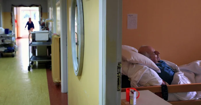 Un bătrân într-un azil pentru oameni săraci din Atena. Instituţia nu mai are bani să-şi plătească angajaţii şi aşteaptă sprijin de la stat.