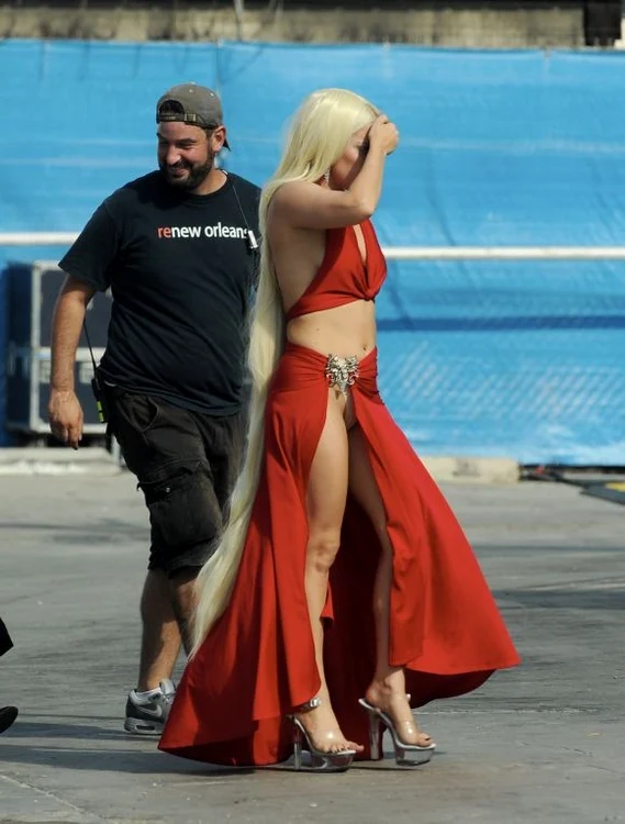 Gaga și-a arătat lenjeria intimă pe platoruile de filmare