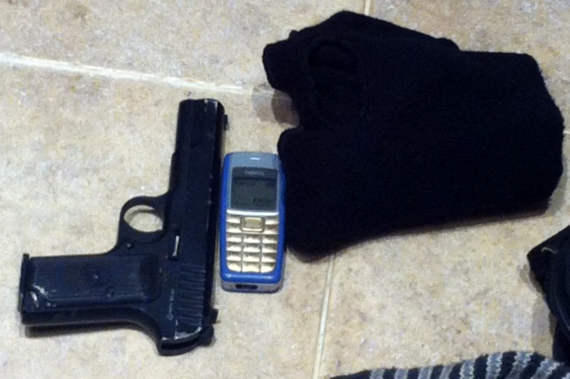 Tâlharii aveau asupra lor un pistol şi mai multe cuţite Sursa: Procuratura Generală
