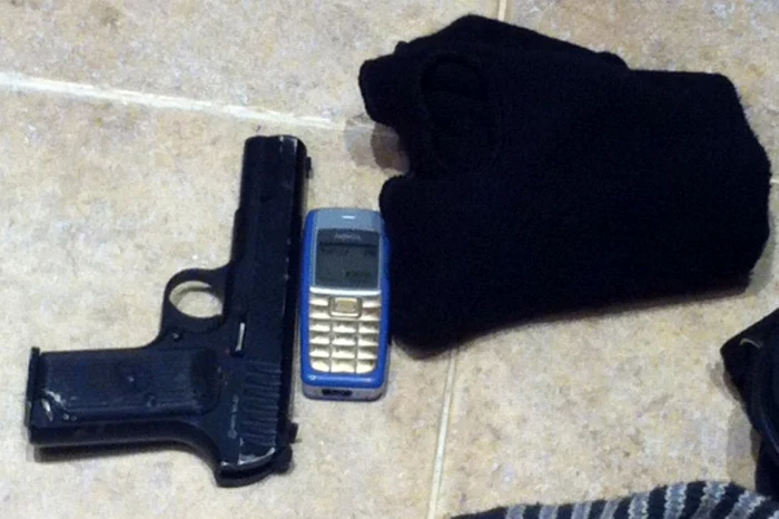 Tâlharii aveau asupra lor un pistol şi mai multe cuţite Sursa: Procuratura Generală
