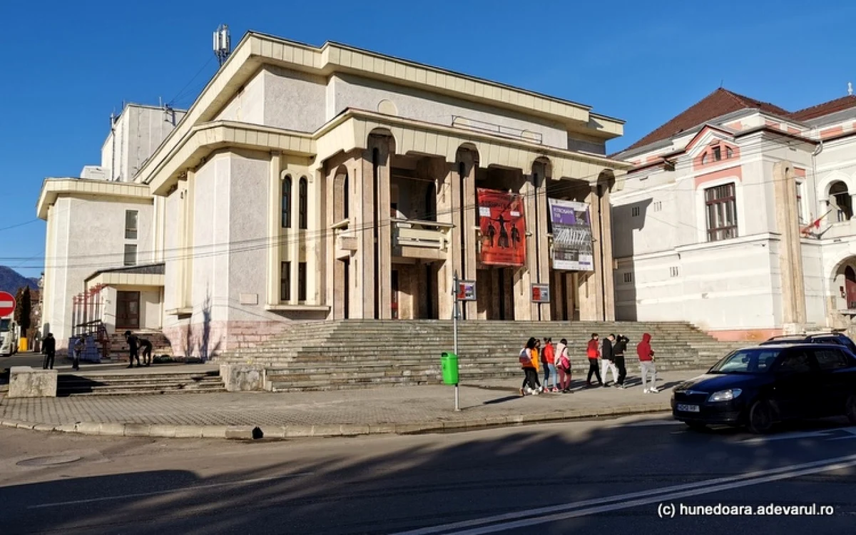 teatrul petrosani foto daniel guta adevarul