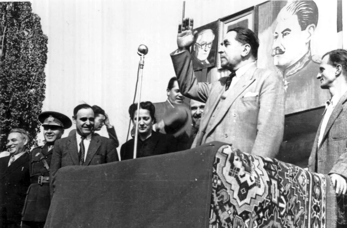 Gheorghe Tătărăscu, Ștefan Voitec și Gheorghe Gheorghiu-Dej, în Gara Ploiești-Vest, la întoarcerea de la Conferința de Pace de la Paris, la 21 septembrie 1946 (© „Fototeca online a comunismului românesc”, cota: 51/1946)