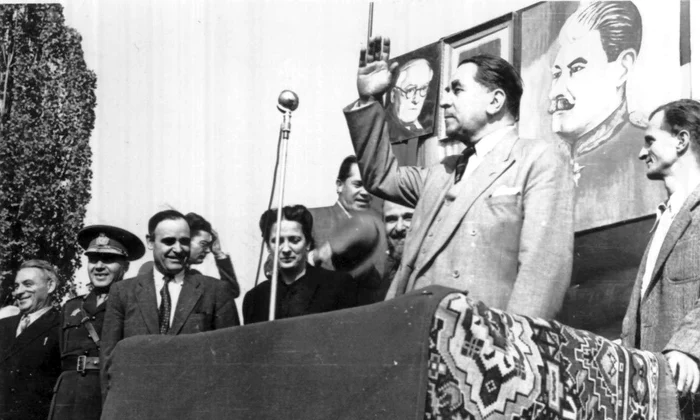 Gheorghe Tătărăscu, Ștefan Voitec și Gheorghe Gheorghiu-Dej, în Gara Ploiești-Vest, la întoarcerea de la Conferința de Pace de la Paris, la 21 septembrie 1946 (© „Fototeca online a comunismului românesc”, cota: 51/1946)
