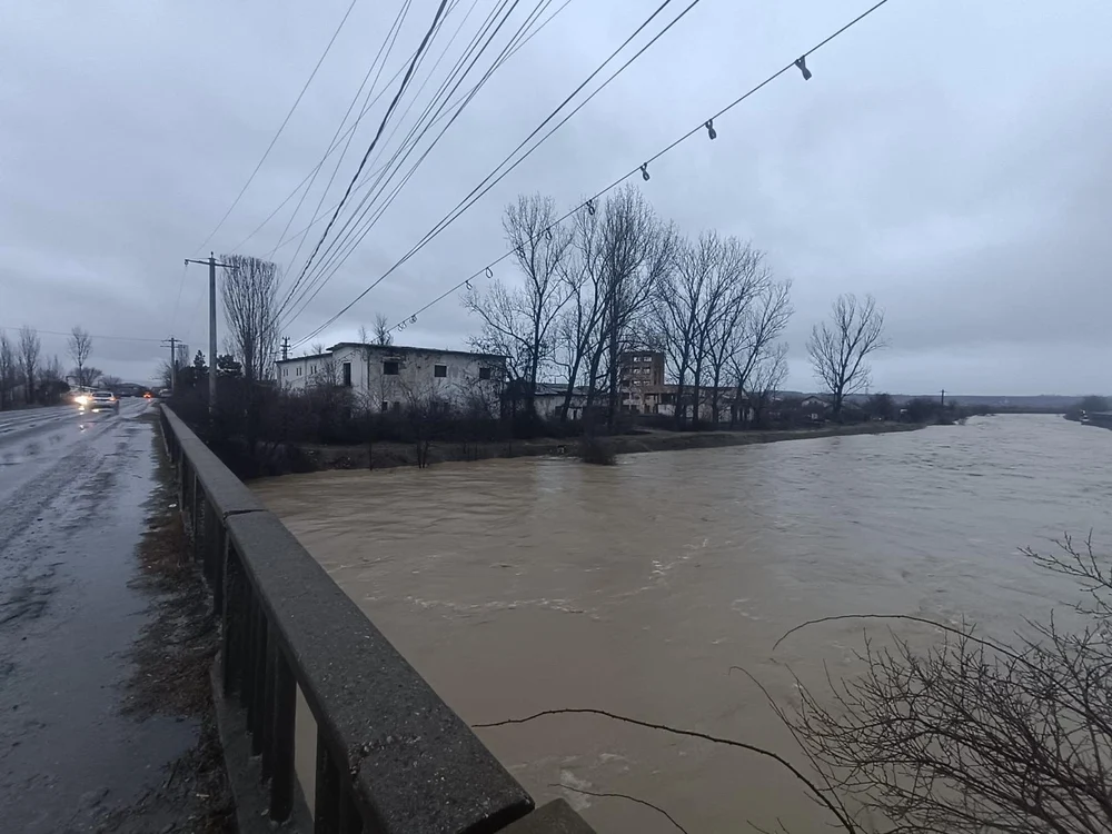 Cod portocaliu și Cod galben de inundații în mai multe județe din estul și sudul României. Care sunt zonele vizate