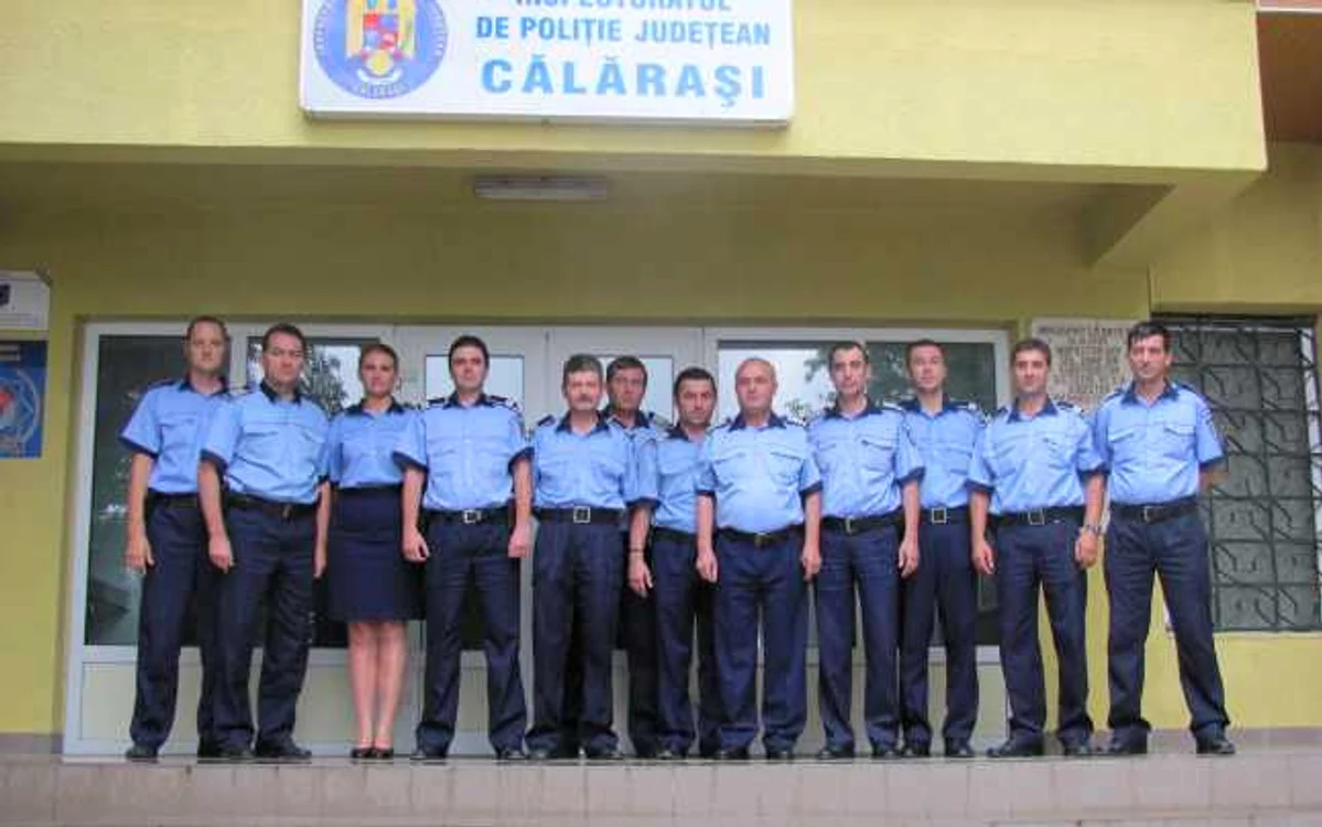 Poliţiştii, mândri de uniforma pe care o poartă
