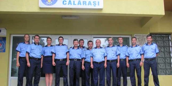 Poliţiştii, mândri de uniforma pe care o poartă