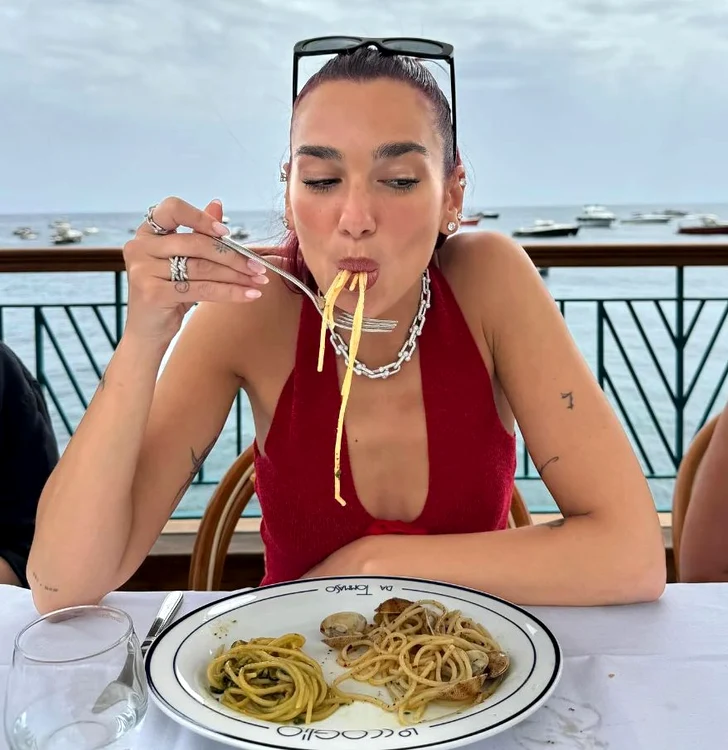 Dua Lipa mâncând paste cu soici