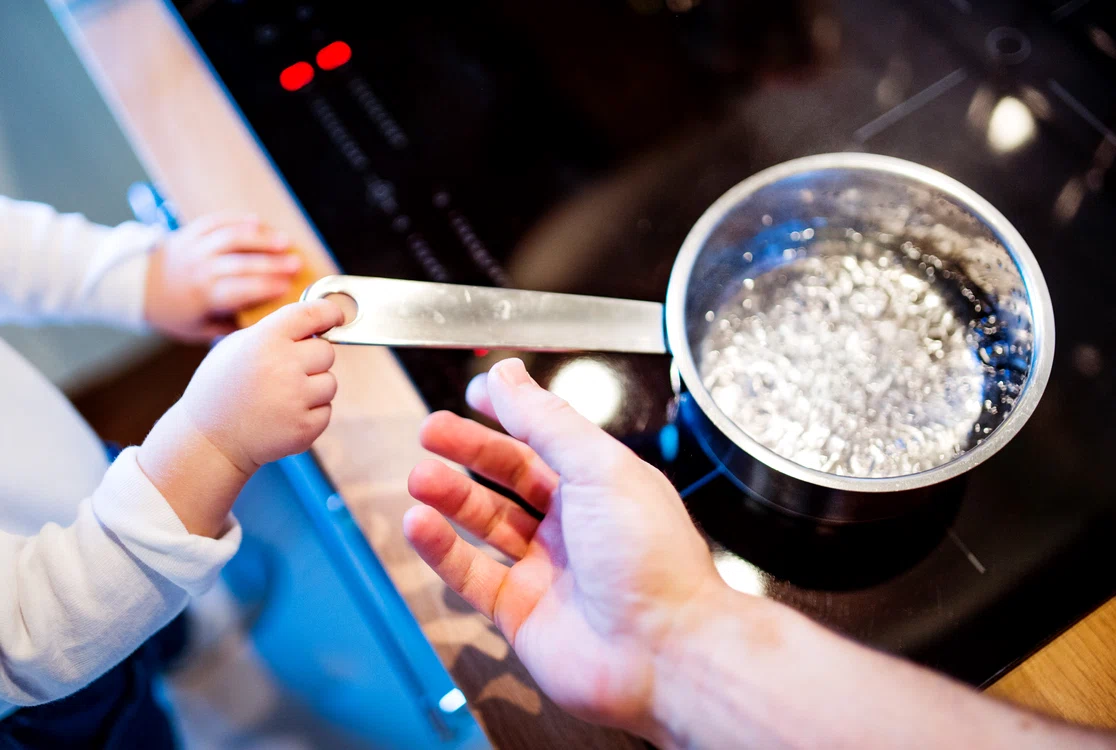 
    Băiețelul de doi ani s-a opărit cu apă fierbintefoto: Shutterstock  