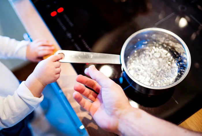 
    Băiețelul de doi ani s-a opărit cu apă fierbintefoto: Shutterstock  