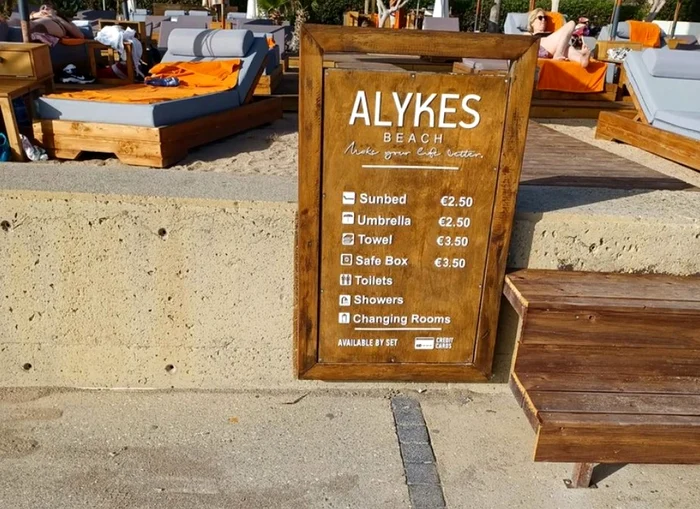 Pe plaja Alykes prețurile la șezlongori nu s-au mai schimbat de 10 ani / foto: Facebook