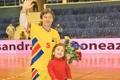Kassandra, alături de tatăl ei, Iosif Rotariu  Fetiţa purta încă de la 6 ani încălţăminte specială jpeg