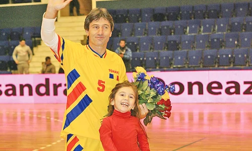 Kassandra, alături de tatăl ei, Iosif Rotariu  Fetiţa purta încă de la 6 ani încălţăminte specială jpeg