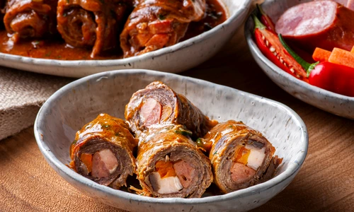 Rulada de vitel  Sursa foto shutterstock 1816240139 jpg