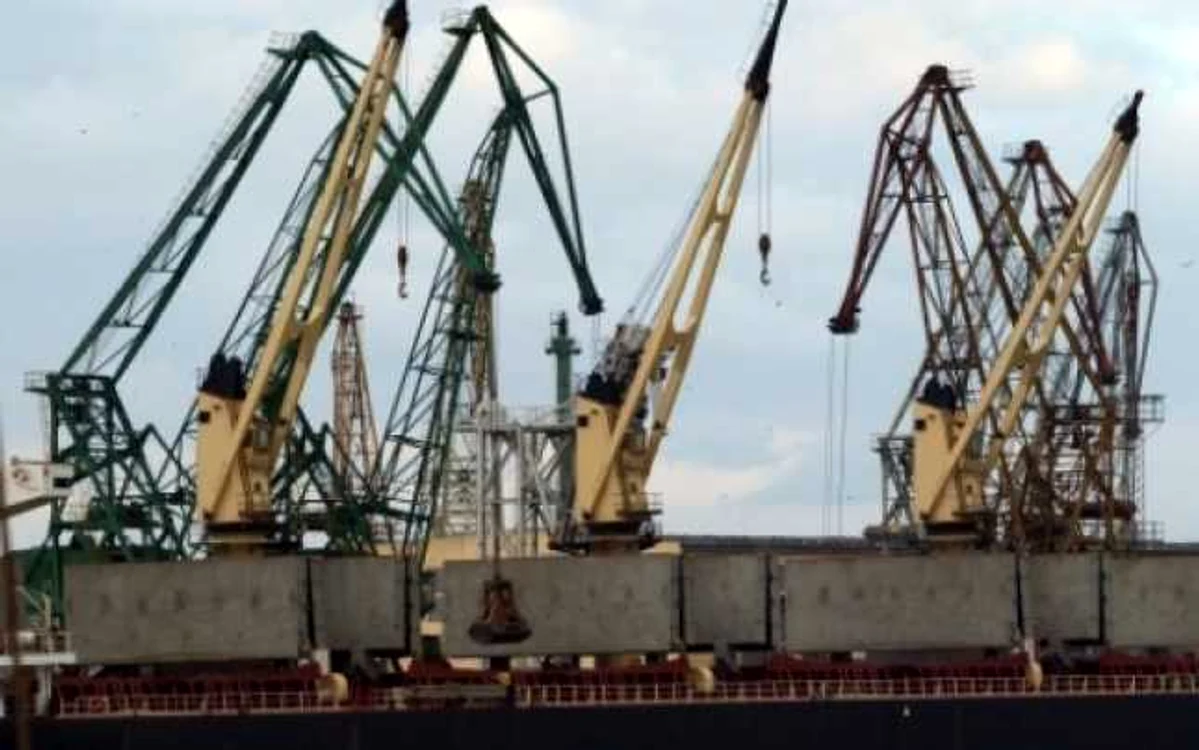 Nava a fost reţinută în portul bulgar Burgas de la Marea Neagră FOTO: novinite.com