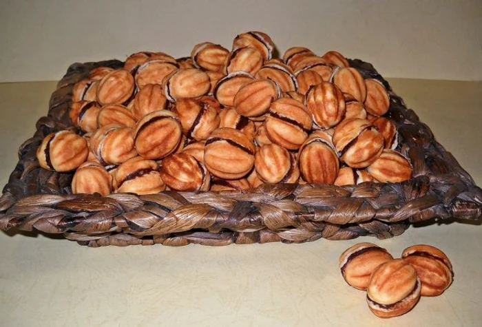 
    Nuci umplute cu cremă de ciocolată  