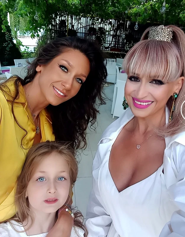 Simona Florescu alături de fiica sa, Ioana, și nepoțica Anastasia