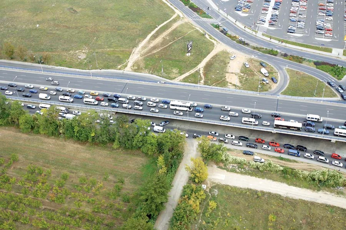 Elicopterul supraveghează traficul de pe principalele drumuri care ies din Capitală