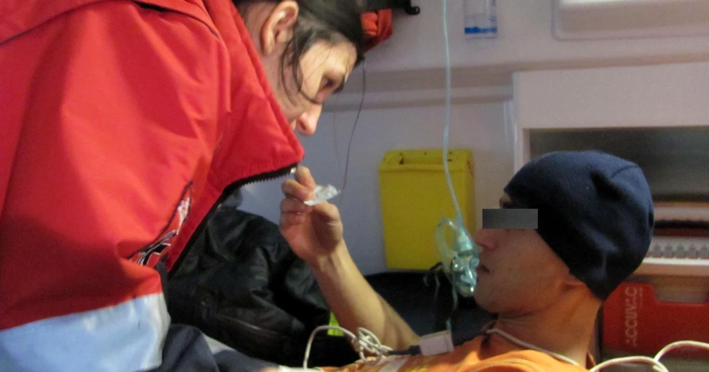 Tânărul a fost băgat cu forţa-n Ambulanţă şi era dus la spital FOTO Arhivă