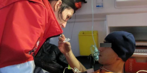 Botoşani:Tănăr drogat urcat în ambulanţă