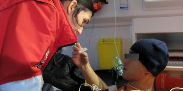Botoşani:Tănăr drogat urcat în ambulanţă