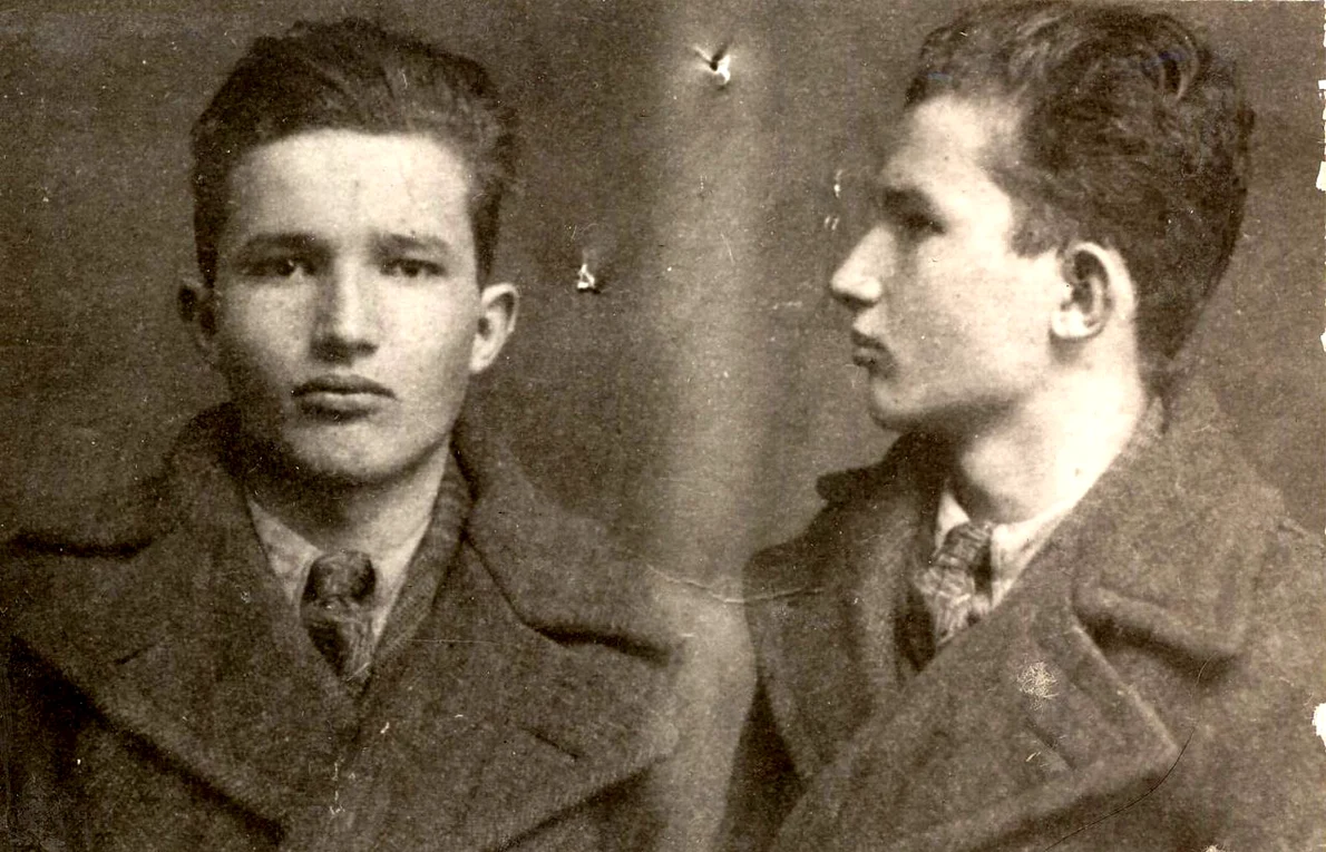 Nicolae Ceauşescu arestat de poliţia din Târgovişte, în 1936 (© „Fototeca online a comunismului românesc”, cota: 2/1936)