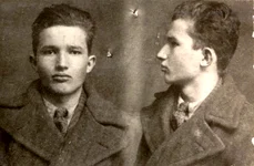 Nicolae Ceauşescu arestat de poliţia din Târgovişte, în 1936 (© „Fototeca online a comunismului românesc”, cota: 2/1936)