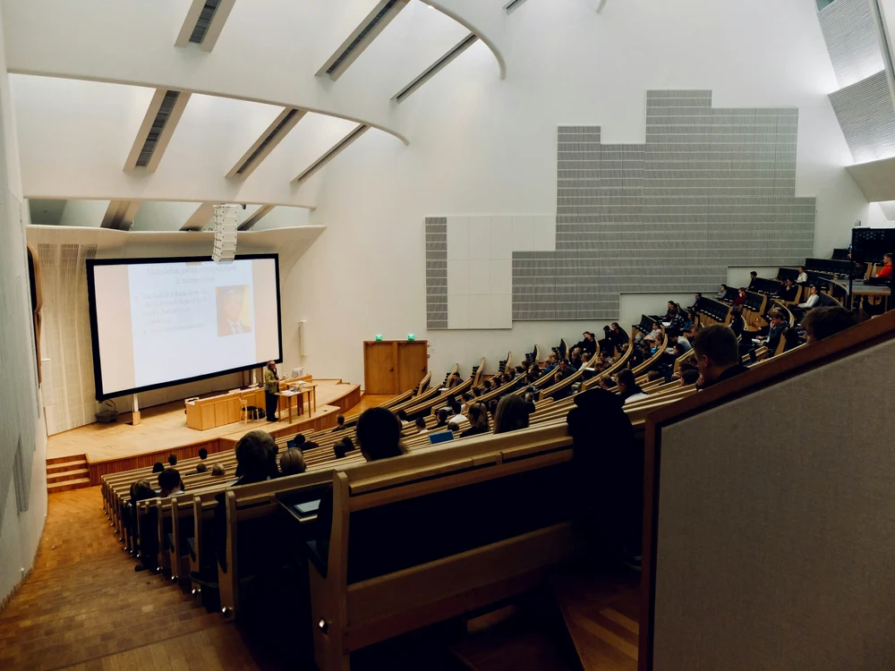 curs facultate studenti asezati in banci