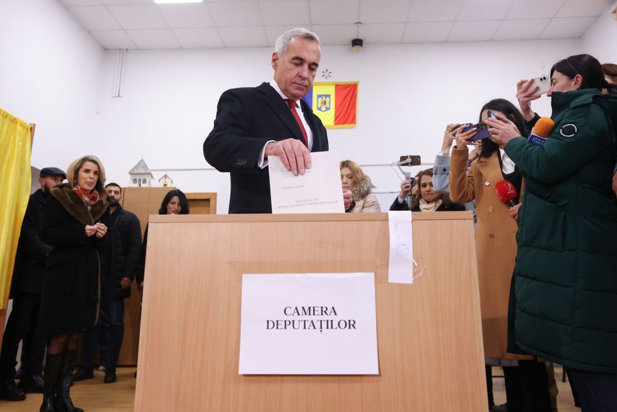 Călin Georgescu a votat la parlamentare. Vizibil iritat, a refuzat să răspundă la întrebările jurnaliștilor