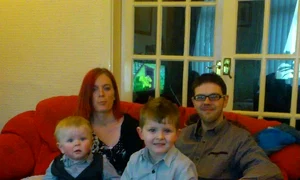 Kayla a reuşit să îşi ţină fetiţa în braţe (foto: Photoland/Caters) jpeg