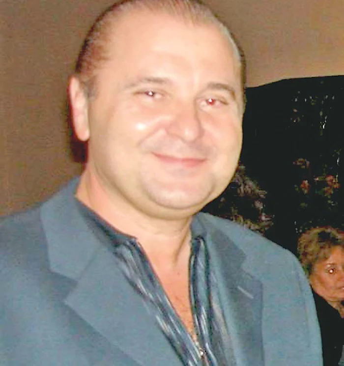 
    Nick Rădoi (52 de ani)  a reuşit s-o impresioneze  pe frumoasa cântăreaţă  