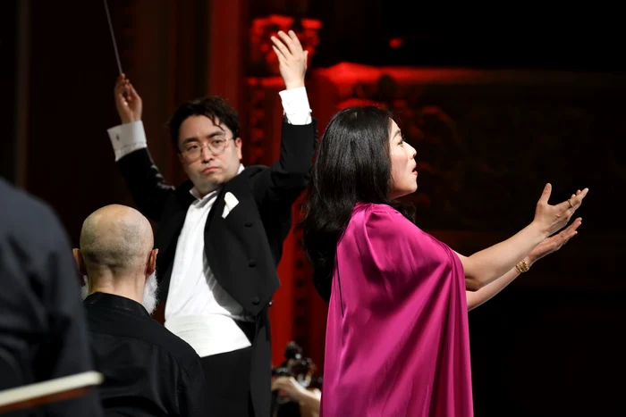 Dirijorul Kim Kwang-hyun și Lee Myung-joo. Foto Andrei Grigore / Opera Națională București