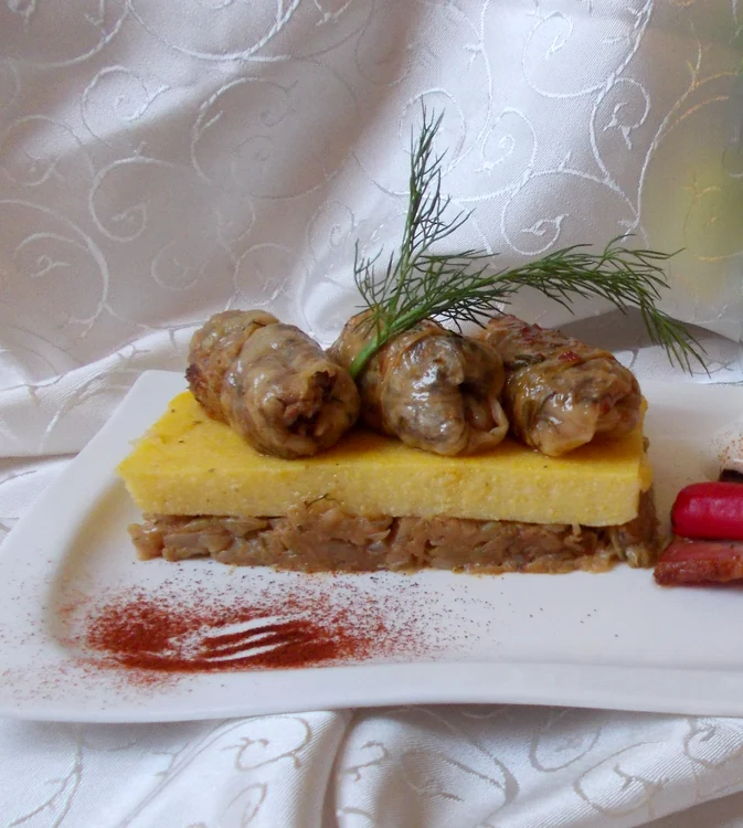 
    Sărmăluţe cu carne şi ciuperci  