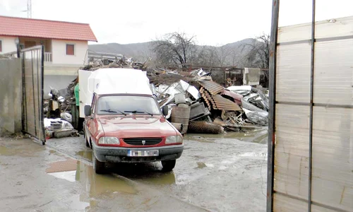 În curtea vilei,  angajaţii firmei de  fier vechi nu şi au încetat activitatea jpeg