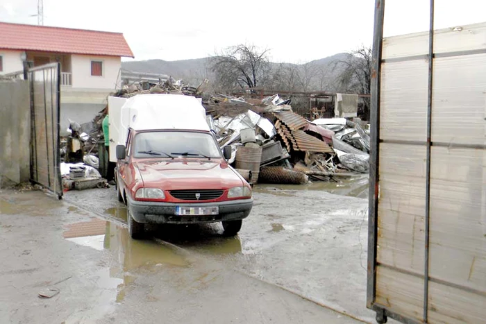 În curtea vilei, angajaţii firmei de fier vechi nu şi-au încetat activitatea