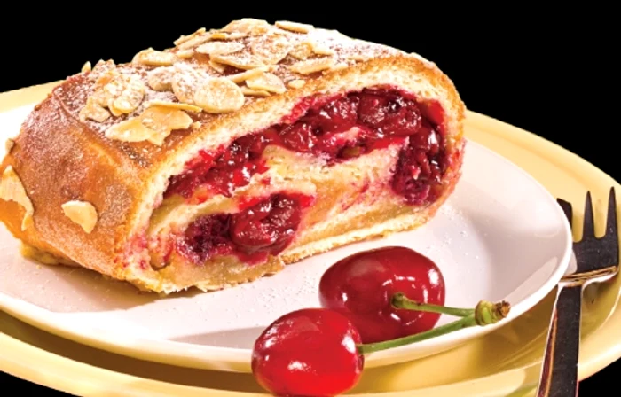 Bucură-te de un delicios ştrudel cu vişine şi migdale!clickpoftabuna.ro