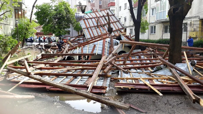 
    Este ”cod galben” de vânt puternic în 14 județe din țarăFoto: ISU Timiș  