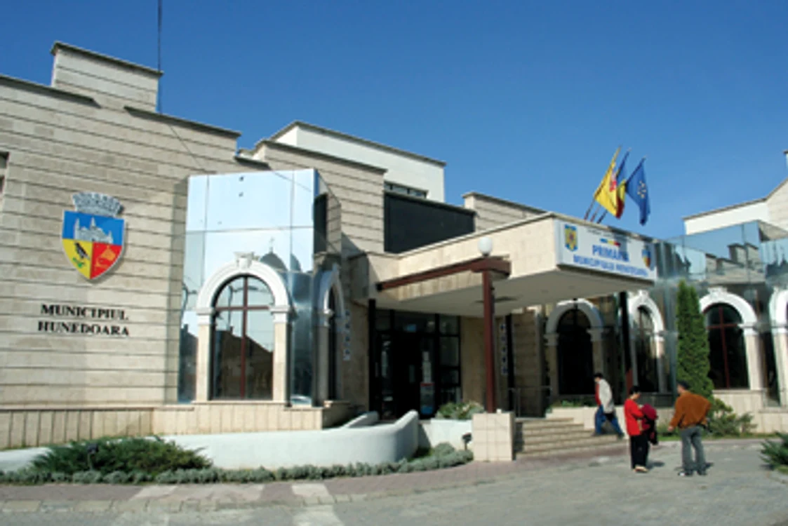 Hunedoara: Disponibilizările colective au eşuat la Primăria Hunedoara