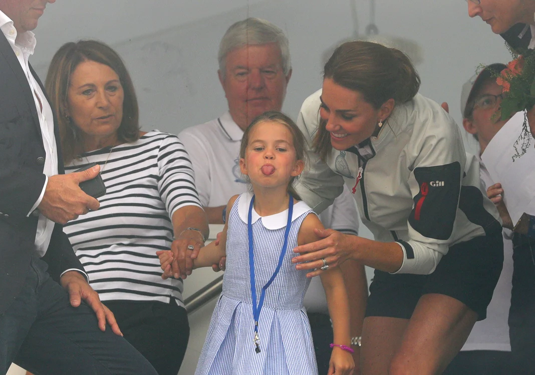 
    Kate Middleton şi micuţii s-au distrat pe cinste şi au ales bradul de Crăciun împreuna Foto: GettyImages  